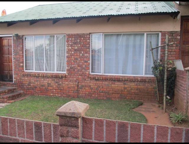 2 BEDROOM TOWNHOUSE FOR SALE IN UITSIG